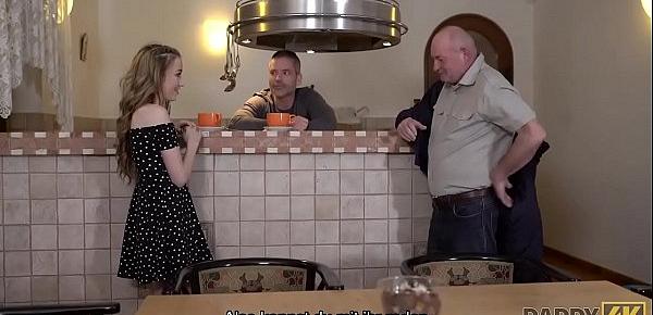 DADDY4K. Skinny Peach spricht Russisch mit BFs Vater, dann ficken sie